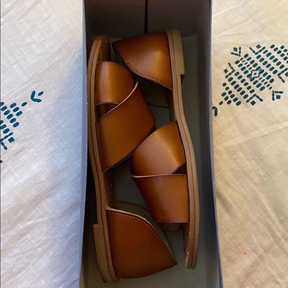 Universal thread tan sandals